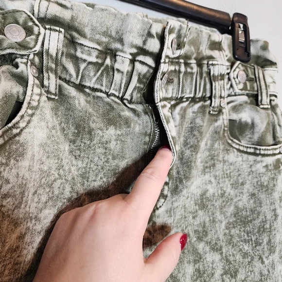 Almost Famous green acid wash stretch waist tapered jeans. Size small.  Highrise - Picture 3 of 14